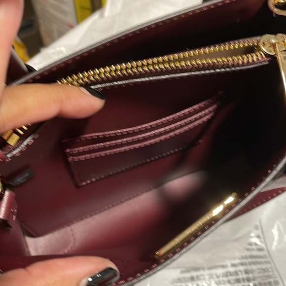 Michael Kors Mercer Medium Pebbled Crossbody & keychain - Picture 6 of 8